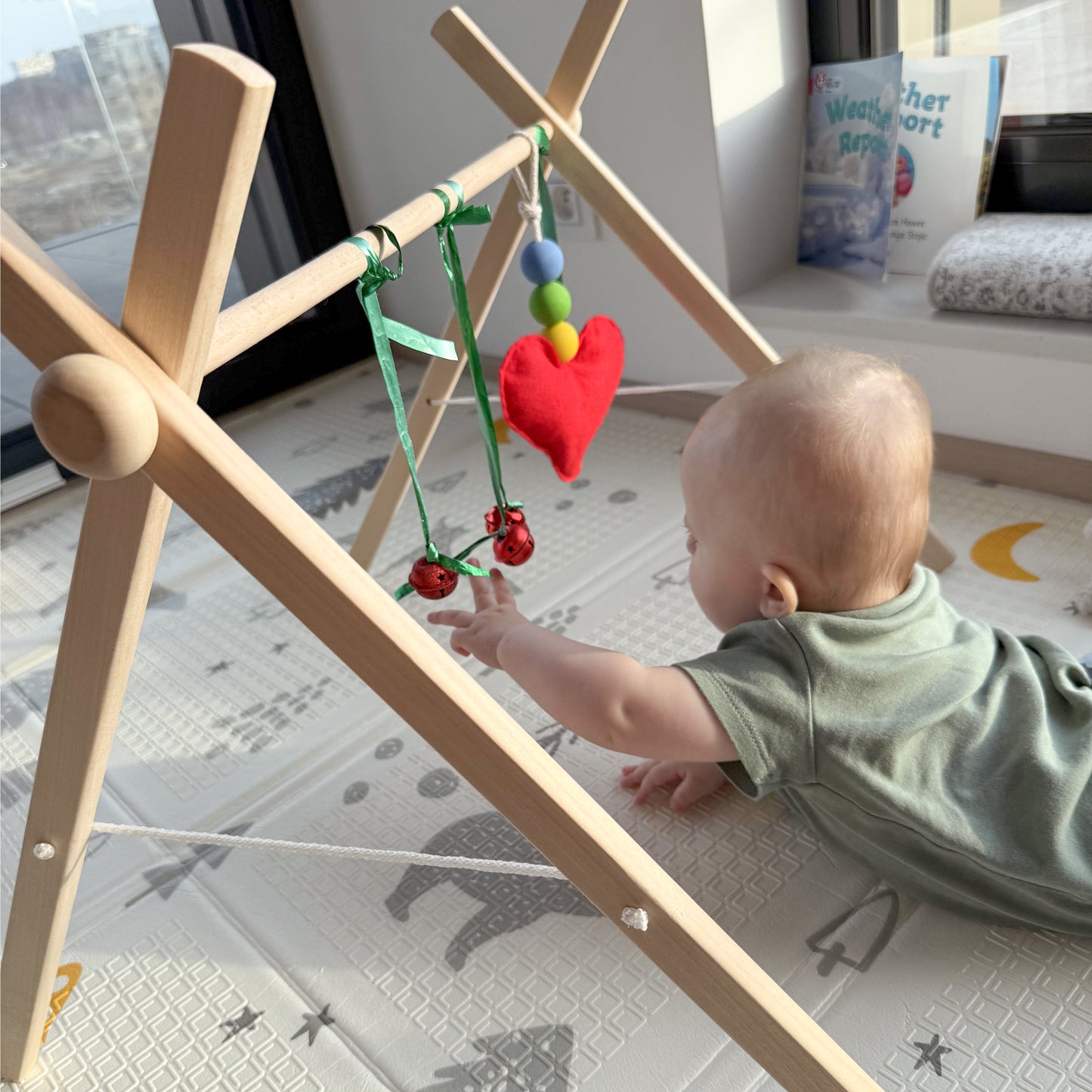 Montessori educational stand
