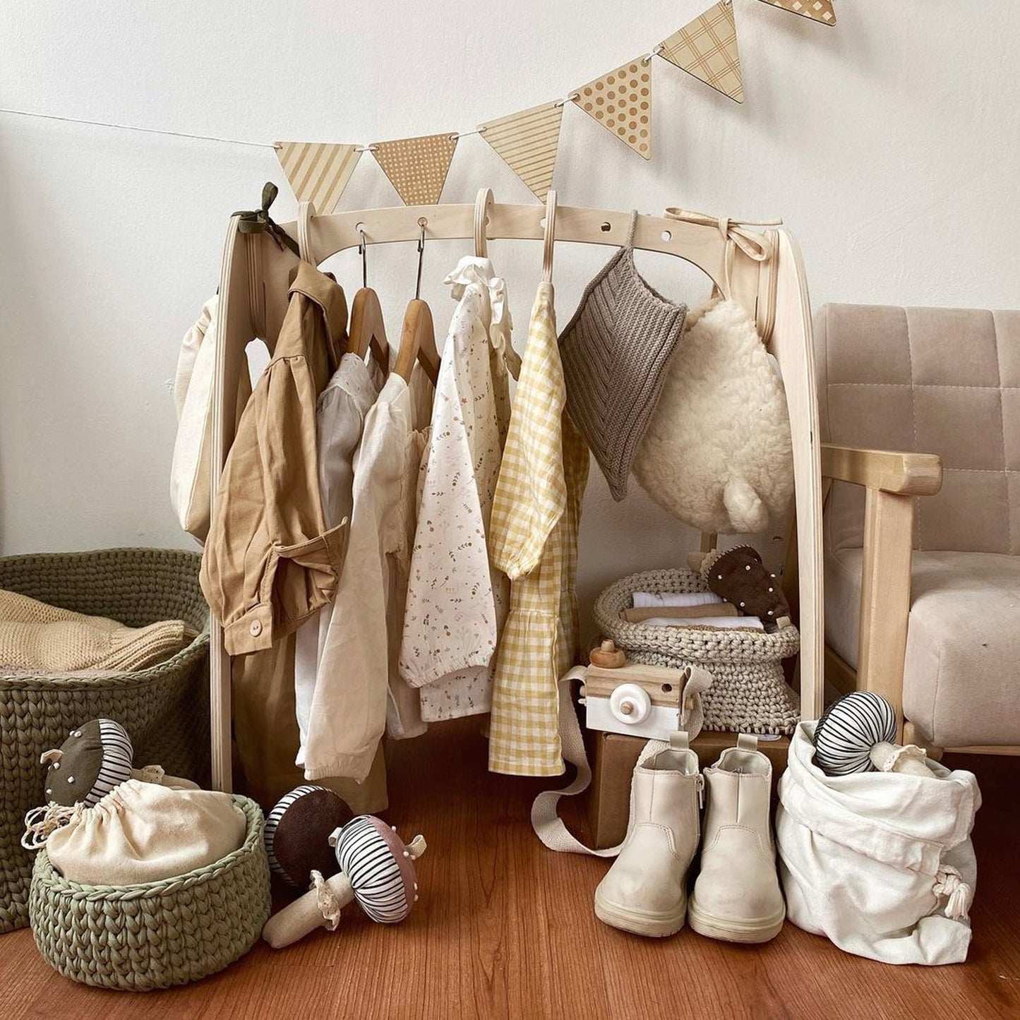 Children's wooden clothes rack + 3 children's hangers